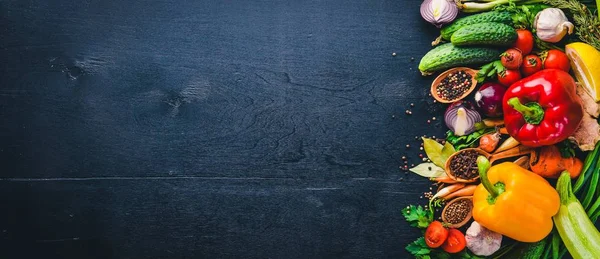 Organik gıda çerçevesinde. Taze çiğ sebze ve baharat. Ahşap tahta.