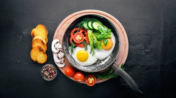 Otlar, kızarmış yumurta ekmek ve sebze bir tavada tost. Üstten Görünüm. Boş alan.