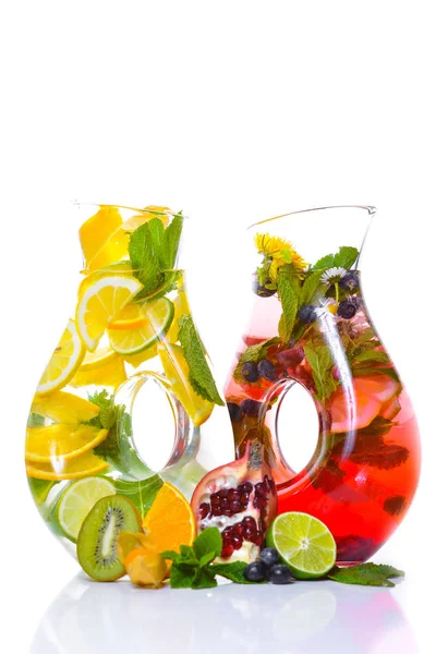 Tropikal meyve ve suyu buz ile taze bir kokteyl. Taze meyve kireç, limon, nane, kivi. Üstten Görünüm. Beyaz bir arka plan üzerinde.