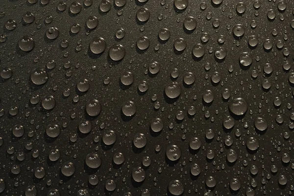 su siyah arka plan üzerine bırakır. Makro.