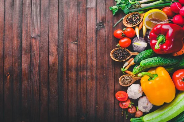 Marco de alimentos orgánicos. Verduras y especias frescas crudas. En una pizarra de madera . — Foto de Stock