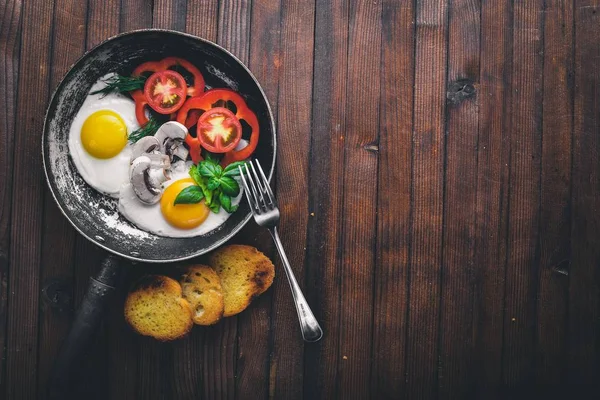 Otlar, kızarmış yumurta ekmek ve sebze bir tavada tost. Üstten Görünüm. Boş alan.