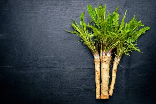 Taze horseradish. Siyah ahşap masanın üzerinde. Üstten Görünüm. — Stok fotoğraf