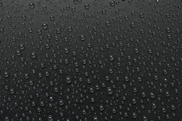 Капли воды на черном фоне. Макро . — стоковое фото