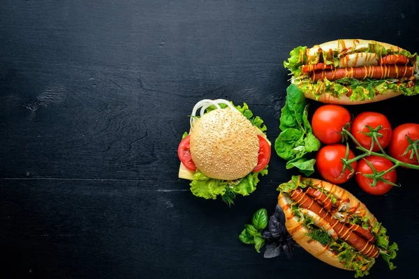 Ahşap arka plan üzerinde peynir, et ve yeşil soğan ile hamburger. Üstten Görünüm. Boş alan.