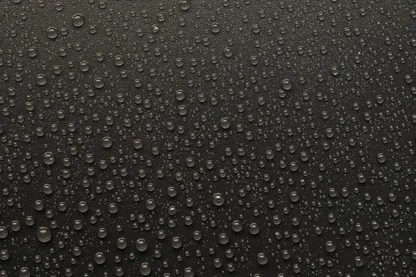 Капли воды на черном фоне. Макро . — стоковое фото