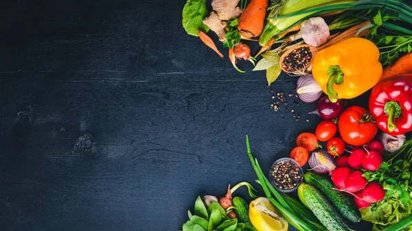 Marco de alimentos orgánicos. Verduras y especias frescas crudas. En una pizarra de madera . — Foto de Stock