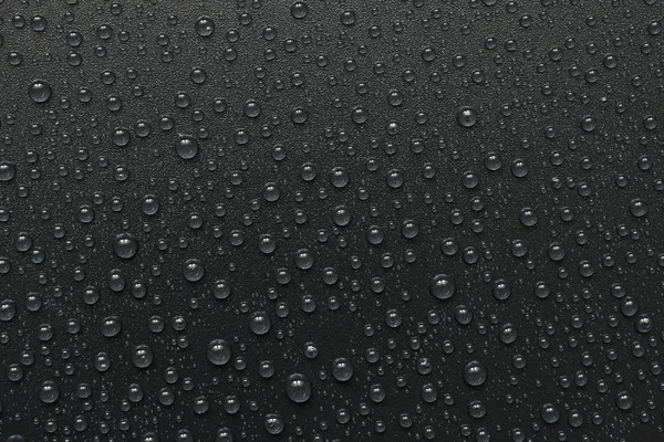 su siyah arka plan üzerine bırakır. Makro.