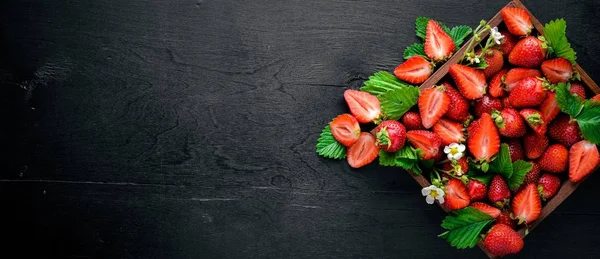 Frische Erdbeeren. Gesunde Ernährung. auf Holzgrund. Ansicht von oben. Freiraum. — Stockfoto