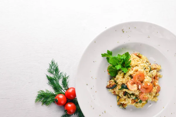 Karidesli risotto. Ahşap bir arka plan üzerinde. Üstten Görünüm. Metniniz için boş alan.