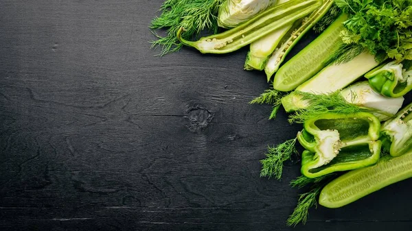 Un gran conjunto de verduras verdes sobre un fondo de madera. Vista superior. Espacio libre . —  Fotos de Stock