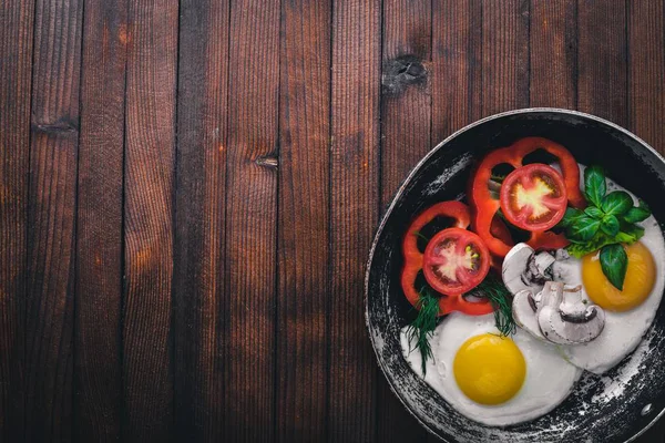 Sahanda yumurta ile bir tavada sebze ve otlar. Üstten Görünüm. Boş alan.