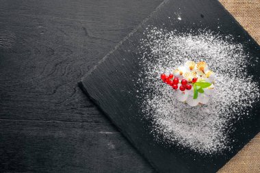 Taze çilek ile krem Lor Tatlısı. Ahşap bir arka plan üzerinde. En iyi bir daha gözden geçirme. Boş alan.