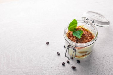 Tiramisu ahşap arka plan üzerinde. Üstten Görünüm. Metniniz için boş alan.