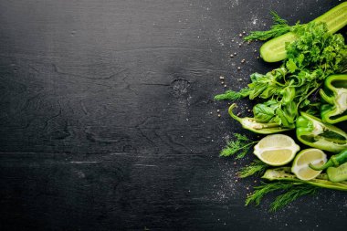 Büyük bir set bir ahşap zemin üzerine yeşil sebze. Üstten Görünüm. Boş alan.