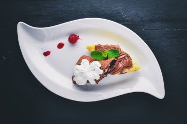 Çikolata kremalı krem sünger. Ahşap bir arka plan üzerinde. Üstten Görünüm. Metin için boş alan.