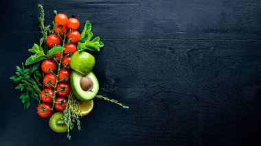 Çeşitli sebze ve kiraz domates ahşap arka plan üzerinde. Üstten Görünüm. Boş alan.