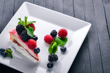 Tereyağı ve taze meyveler ve meyve ile pasta. Tatlı. Ahşap bir arka plan üzerinde. Üstten Görünüm. Metniniz için boş alan.