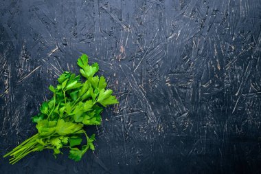 Maydanoz. Ahşap bir arka plan üzerinde. Üstten Görünüm. Metniniz için boş alan.