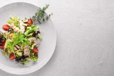 Taze sebze ve ızgara tavuk salata. Ahşap bir arka plan üzerinde. En iyi bir daha gözden geçirme. Boş alan.