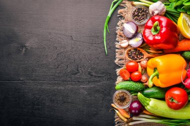 Organik gıda çerçevesinde. Taze çiğ sebze ve baharat. Ahşap tahta.
