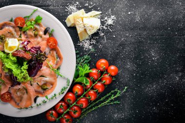 Carpaccio balık, sebze, peynir, baharatlar, ahşap arka plan için. Üstten Görünüm. Boş alan.