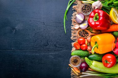 Organik gıda çerçevesinde. Taze çiğ sebze ve baharat. Ahşap tahta.