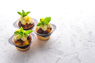 Kek krem ve taze meyve ile. Ahşap bir arka plan üzerinde. Üstten Görünüm. Metniniz için boş alan.