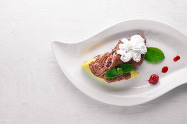 Çikolata kremalı krem sünger. Ahşap bir arka plan üzerinde. Üstten Görünüm. Metin için boş alan.