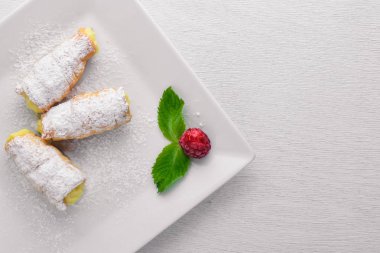 Kremalı pasta. Ahşap bir arka plan üzerinde. Üstten Görünüm. Metniniz için boş alan.