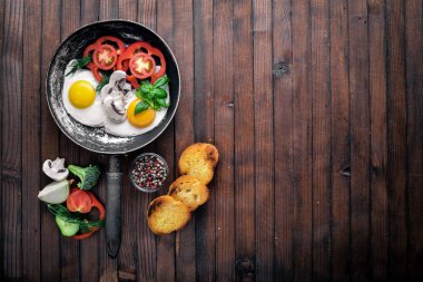 Otlar, kızarmış yumurta ekmek ve sebze bir tavada tost. Üstten Görünüm. Boş alan.