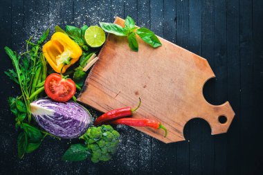 Taze sebze. Yemek pişirmek için hazırlanıyor. Siyah ahşap arka plan üzerinde. Üstten Görünüm. Metin için boş alan.