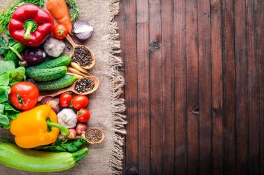 Organik gıda çerçevesinde. Taze çiğ sebze ve baharat. Ahşap tahta.