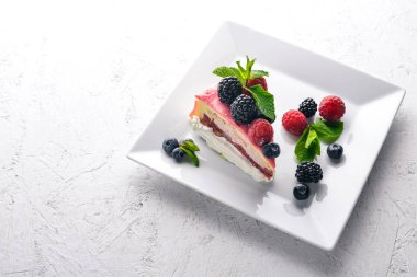 Tereyağı ve taze meyveler ve meyve ile pasta. Tatlı. Ahşap bir arka plan üzerinde. Üstten Görünüm. Metniniz için boş alan.