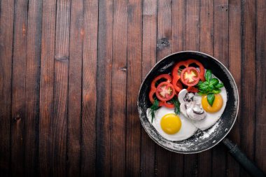 Sahanda yumurta ile bir tavada sebze ve otlar. Üstten Görünüm. Boş alan.