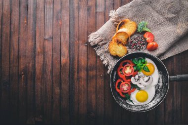 Otlar, kızarmış yumurta ekmek ve sebze bir tavada tost. Üstten Görünüm. Boş alan.