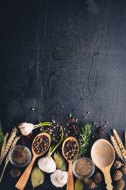 Yeşil sebzeler ve baharat ahşap arka plan üzerinde büyük bir seçim. Üstten Görünüm. Boş alan.