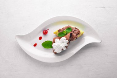 Çikolata kremalı krem sünger. Ahşap bir arka plan üzerinde. Üstten Görünüm. Metin için boş alan.