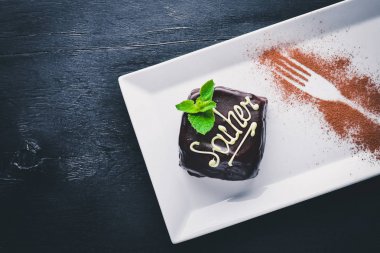 Uçan daire tatlı. Ahşap bir arka plan üzerinde. Üstten Görünüm. Metniniz için boş alan.