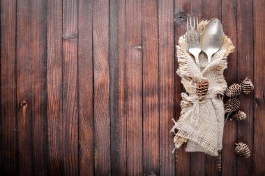 Eski çatal bıçak takımı. Ahşap arka plan üzerinde. Üstten Görünüm.