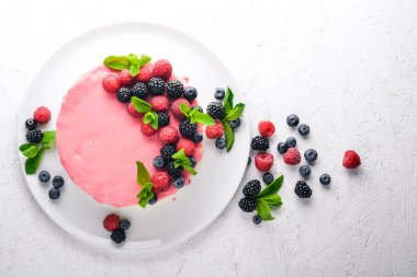 Tereyağı ve taze meyveler ve meyve ile pasta. Tatlı. Ahşap bir arka plan üzerinde. Üstten Görünüm. Metniniz için boş alan.