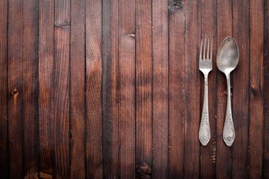 Eski çatal bıçak takımı. Ahşap arka plan üzerinde. Üstten Görünüm.