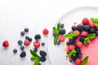 Tereyağı ve taze meyveler ve meyve ile pasta. Tatlı. Ahşap bir arka plan üzerinde. Üstten Görünüm. Metniniz için boş alan.