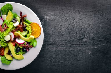 Izgara et ve Yeşiller Avokado salatası. İtalyan mutfağı. Üstten Görünüm. Ahşap arka plan üzerinde.