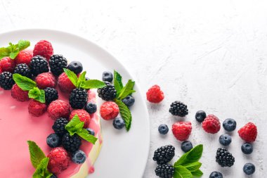 Tereyağı ve taze meyveler ve meyve ile pasta. Tatlı. Ahşap bir arka plan üzerinde. Üstten Görünüm. Metniniz için boş alan.