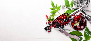 Ahşap arka plan üzerinde buz ile taze kırmızı kuş üzümü kokteyl. Üstten Görünüm. Boş alan.