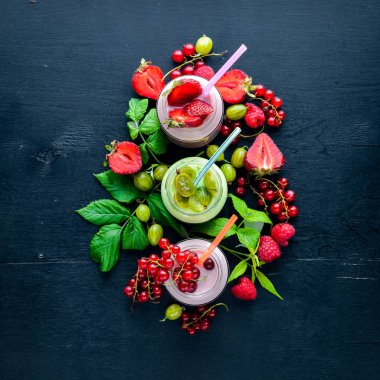 Meyve berry yoğurt ve çizgiler. Ahşap bir arka plan üzerinde. En iyi bir daha gözden geçirme. Boş alan.