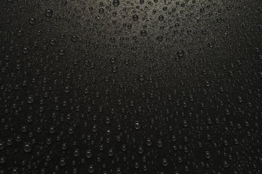 su siyah arka plan üzerine bırakır. Makro.