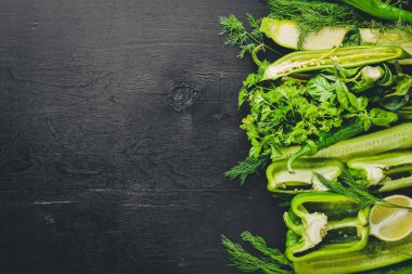 Büyük bir set bir ahşap zemin üzerine yeşil sebze. Üstten Görünüm. Boş alan.