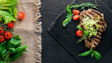 Dana biftek ızgarada pişirilir. Ahşap bir arka plan üzerinde. En iyi bir daha gözden geçirme. Boş alan.